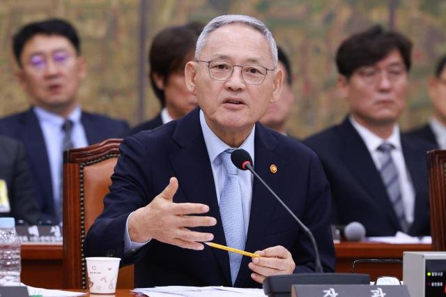  ȭü  24   ǵ ȸ  ȭüȸ üȸǿ ⼮, ǿ ǿ 亯ϰ ִ.<br />
 2024.09.24[=  dbeorlf123@ajunews.com]