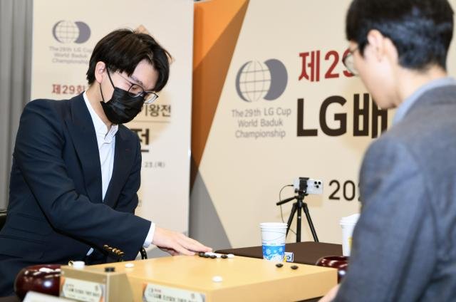 중국의 커제 9단왼쪽과 변상일 9단 사진한국기원