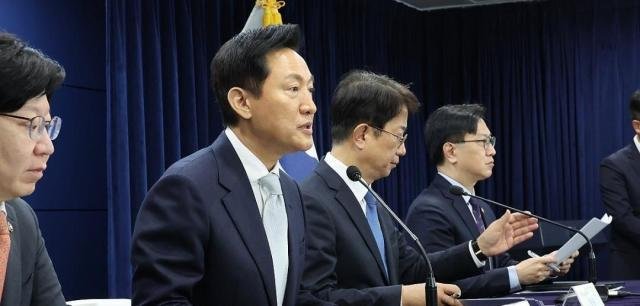 오세훈 서울시장이 19일 서울 종로구 정부서울청사에서 박상우 국토교통부장관 등과 주택시장 안정화 방안 발표를 하고 있다 사진연합뉴스