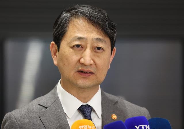 대미 협상을 위해 미국 워싱턴DC를 재차 방문했던 안덕근 산업통상자원부 장관이 23일 인천국제공항 2터미널을 통해 귀국한 뒤 방미 결과와 관련된 취재진의 질문에 답하고 있다 사진연합뉴스