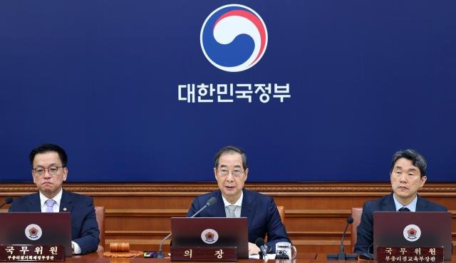 홍해인 기자 한덕수 대통령 권한대행 국무총리가 1일 정부서울청사에서 열린 국무회의에서 발언하고 있다 사진대통령실통신사진기자단