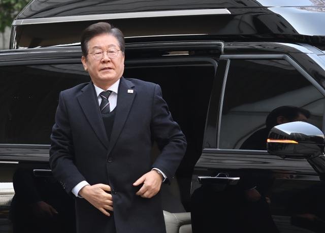 더불어민주당 이재명 대표가 1일 서울 서초구 서울중앙지법에서 열린 대장동·위례·백현동·성남FC 사건 1심 공판에 출석하기 위해 차에서 내리고 있다사진연합뉴스