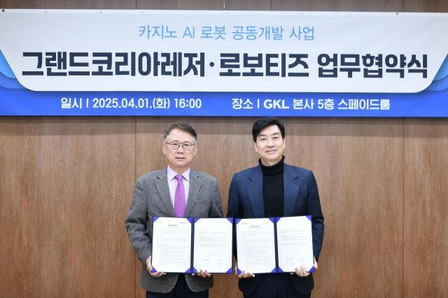 그랜드코리아레저GKL와 로보티즈가 카지노 맞춤형 자율주행 로봇 도입을 위한 업무협약을 체결하고 기념촬영을 하고 있다 윤두현 GKL사장왼쪽 김병수 로보티즈 사장 사진GKL