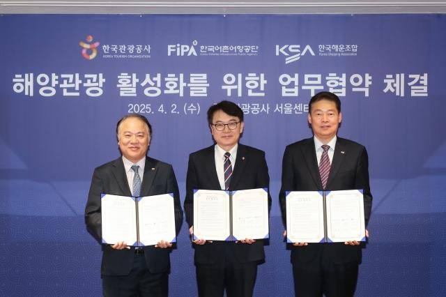 왼쪽부터 김우철 한국해운조합 경영지원본부장 유진호 한국관광공사 관광콘텐츠전략본부장 나승진 한국어촌어항공단 어촌해양본부장이 2일 해양관광 활성화를 위한 업무협약 체결 후 기념촬영을 하고 있다 사진한국관광공사