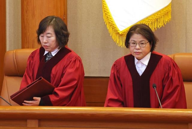 정계선왼쪽 김복형 헌법재판관이 지난달 27일 일반 헌법소원 사건 선고를 위해 서울 종로구 헌법재판소 대심판정에 입장하고 있다 사진연합뉴스