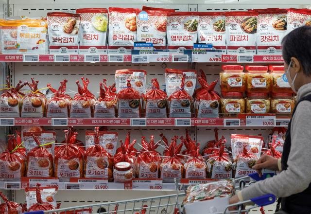 3월 물가 21 상승 재료 가격 상승으로 김치 153 올라 서울연합뉴스 황광모 기자 소비자물가가 석 달 연속 2대 오름세를 나타낸 것으로 조사된 2일 서울 서초구 농협 하나로마트 양재점의 김치 판매대에서 시민이 김치를 고르고 있다 이번 조사에서 축산물31과 수산물49에서 오름폭이 큰 것으로 조사됐는데 특히 무864 배추497 양파269 가격의 오름폭이 컸다 가공식품인 김치의 경우 재료 가격 상승으로 153로 크게 올랐다 202542 hkmpoohynacokr2025-04-02 150103저작권자 ⓒ ㈜연합뉴스 무단 전재 재배포 금지 AI 학습 및 활용 금지저작권자 ⓒ ㈜연합뉴스 무단 전재 재배포 금지 AI 학습 및 활용 금지