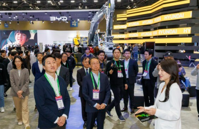 2025서울모빌리티쇼 HD현대관을 방문한 정기선 HD현대 수석부회장이 차세대 신모델 굴착기에 대한 설명을 듣고 있다 사진HD현대