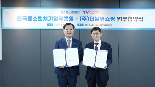 이태식 한국중소벤처기업유통원 대표이사온쪽와 방선홍 더블유쇼핑 대표이사가 9일 한유원 목동사옥에서 열린 업무협약식 체결 후 기념촬영을 하고 있다 사진한국중소벤처기업유통원