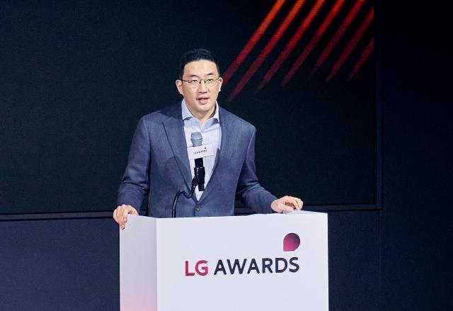 지난 9일 경기도 이천 LG인화원에서 열린 LG 어워즈에서 구광모 LG 회장이 축사를 하고 있다 사진LG