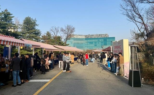 워커힐 호텔의 와인 페어 ‘구름 위의 산책’을 즐기고 있는 사람들 사진김다이 기자