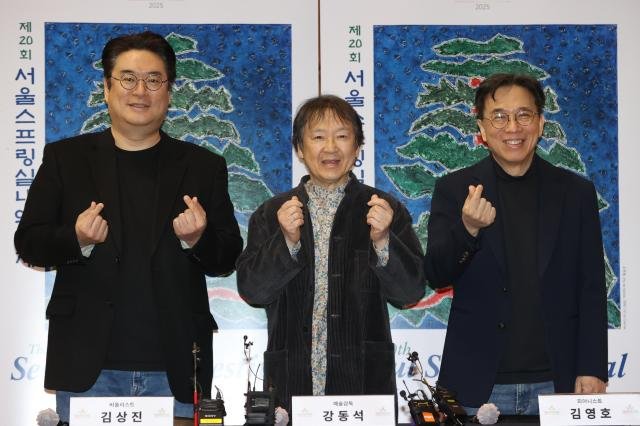 14일 서울 종로구 안동교회에서 열린 에서 참석자들이 포즈를 취하고 있다 왼쪽부터 김상진 비올리스트 강동석 예술감독 김영호 피아니스트 사진연합뉴스