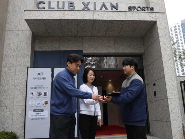 자이안 매니저가 입주민에게 단지 관련 설명을 하고 있다 사진GS건설