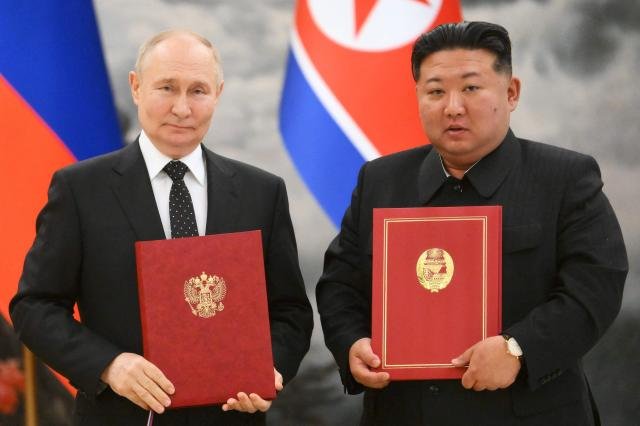 러시아 푸틴 대통령과 김정은 북한 국무위원장이 2024년 6월 19일 평양 금수산 영빈관에서 ‘포괄적 전략 동반자 관계 조약’을 체결했다 사진AFP·연합뉴스