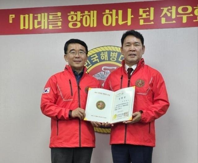 이승도 해병대전우회 총재왼쪽가 지난 10일 서울 서초구 소재 해병대전우회 중앙회에서 김구회 남북문화교류협회 이사장오른쪽에게 해병대전우회 부총재 임명장을 수여하고 있다 사진해병대전우회