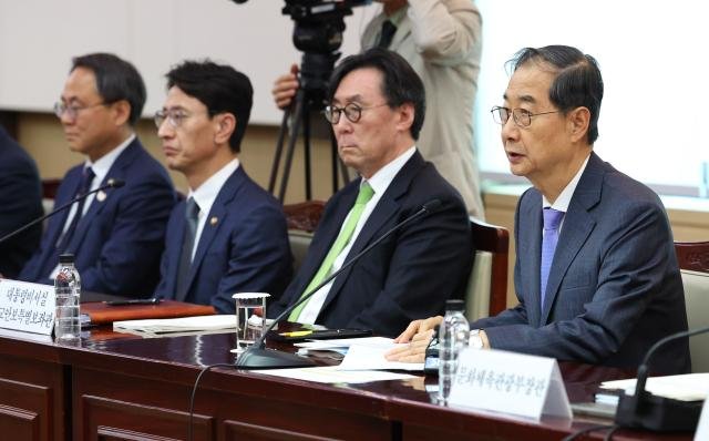 한덕수 대통령 권한대행 국무총리가 17일 정부서울청사에서 제6차 2025년 아시아태평양경제협력체APEC 정상회의 준비위원회를 하고 있다 사진연합뉴스