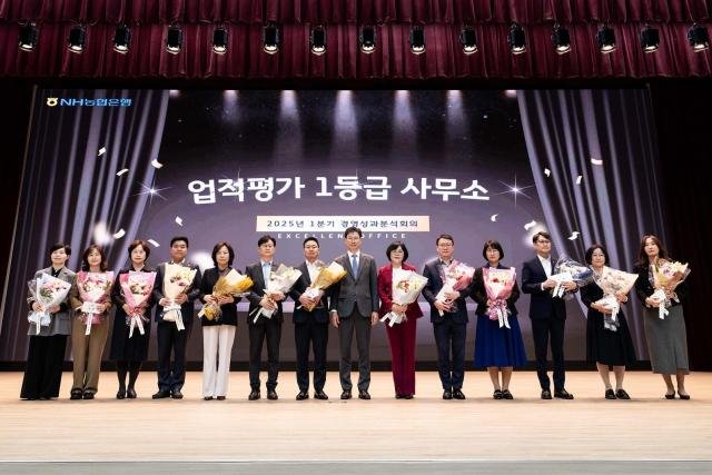 21일 본사에서 진행한 경영성과분석회의에서 강태영 은행장가운데이 임직원들에게 당부사항을 전달하고 있다