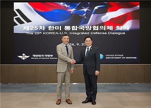 조창래 국방정책실장오른쪽과 앵카 리 미 국방부 부차관보가 2024년 9월 2324일 서울에서 열린 제25차 한미통합국방협의체KIDD 회의에서 악수하고 있다 사진국방부