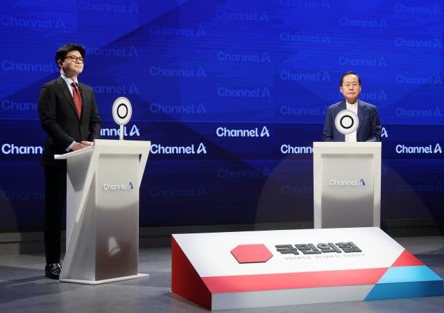 25일 채널A 오픈스튜디오에서 국민의힘 대선 2차 경선 진출자인 한동훈 홍준표 후보가 토론을 하고 있다 사진연합뉴스