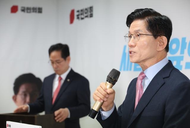 김문수 국민의힘 대선 예비후보가 지난 22일 서울 여의도 대하빌딩 선거 사무소에서 청년 부동산 문제 관련 공약 발표 기자회견을 하고 있다 사진연합뉴스