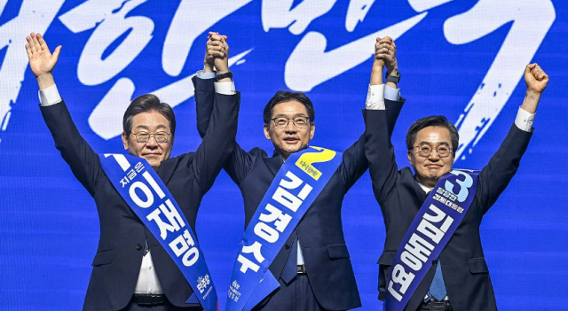 왼쪽부터이재명 김경수 김동연 더불어민주당 대선 경선 후보가 26일 광주 서구 김대중컨벤션센터에서 열린 제21대 대통령선거 후보자 선출을 위한 호남권 합동연설회에서 함께 손을 들어 인사하고 있다 사진연합뉴스