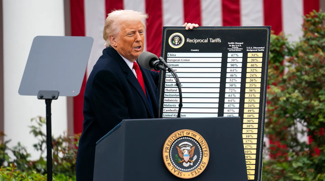Æ®·³ÇÁ ´ëÅë·ÉÀÌ 2025³â 4¿ù 2ÀÏ ¿ö½ÌÅÏ ¹é¾Ç°ü¿¡¼ ÁøÇàµÈ°ü¼¼ °ü·Ã ÇàÁ¤¸í·É¿¡ ¼¸íÇÏ´Â Çà»ç¿¡¼ ¿¬¼³ÇÏ¸é¼ Â÷Æ®¸¦ µé°í ÀÖ´Ù»çÁøÇѱ¹¹ÙÀÌ¿ÀÇùȸ