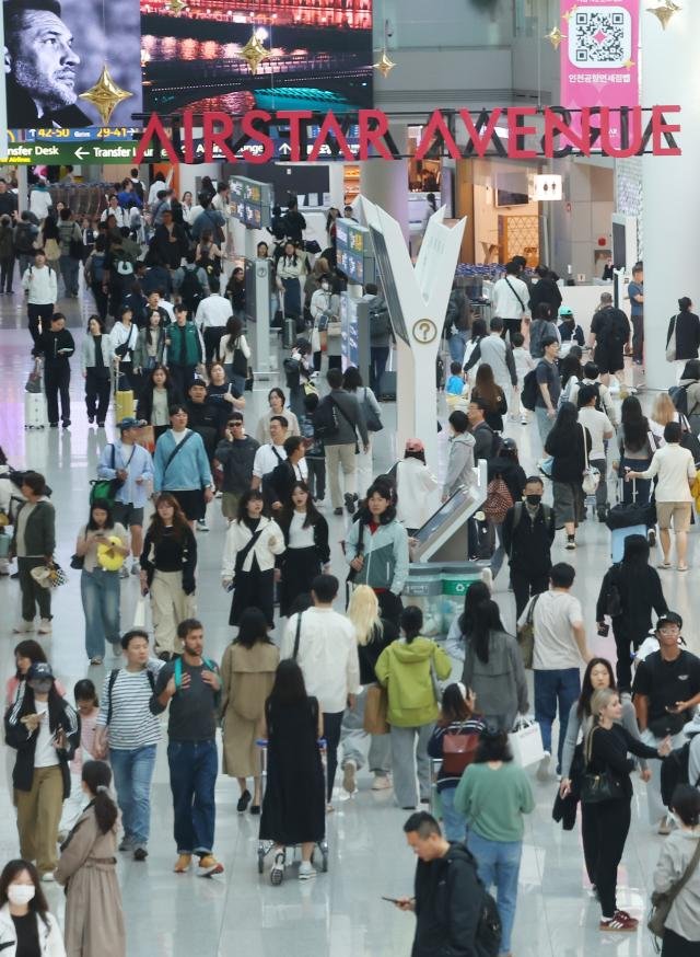 4일 인천국제공항 제1여객터미널 면세구역이 여행객들로 붐비고 있다 202554 사진연합뉴스