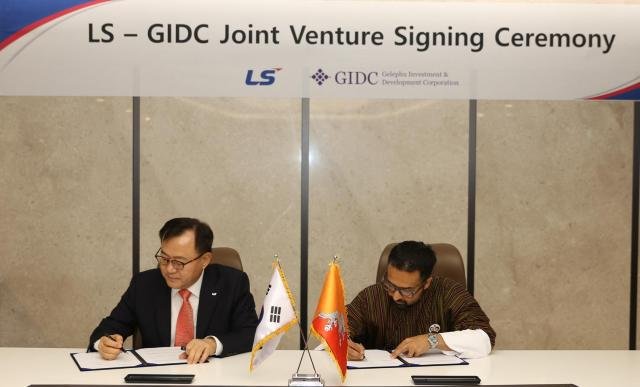 ¸í³ëÇö LS ºÎȸÀå¿À¸¥ÂÊÀÌ 9ÀÏ LS¿ë»êŸ¿ö¿¡¼ ¿ìÁî¿Ð µö ´ÙÇÒ GIDC CEO¸¦ ºñ·ÔÇÑ ÁÖ¿ä °ü°èÀÚµé°ú ¸¸³ª LS¿Í ºÎź Á¤ºÎÀÇ »êÇϱâ°üÀÎ GIDC°¡ ÇÕÀÛ¹ýÀÎÀ» ¼³¸³Å°·Î °è¾àÇß´Ù »çÁøLS