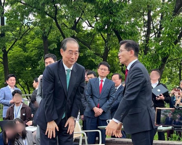 蹮  뼱ĺ Ҽ Ѵ 뼱 ĺ 8   ȸ 翡 ġ ī信 ȸ ģ  λϰ ִ  
