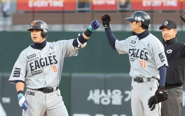 4¿ù 23ÀÏ ºÎ»ê »çÁ÷¾ß±¸Àå¿¡¼ ¿¸° ÇÁ·Î¾ß±¸ 2025 ½ÅÇÑ SOL ¹ðÅ© KBO¸®±× ÇÑÈ À̱۽º¿Í ·Ôµ¥ ÀÚÀ̾ðÃ÷ÀÇ °æ±â 1ȸ ÃÊ ÇÑÈ ³ë½ÃȯÀÌ ¼±Á¦ 1ŸÁ¡ Àû½ÃŸ·Î ¼¼¸®¸Ó´Ï Çϰí ÀÖ´Ù »çÁø¿¬ÇÕ´º½º