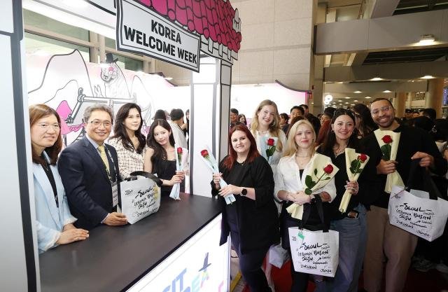장미란 문화체육관광부 제2차관 이학재 인천공항공사 사장 이부진 한국방문의해위원회 위원장신라호텔 사장이 26일 인천국제공항 제1여객터미널에서 열린 2024 한국방문의 해 기념 환영주간 개막 행사에서 외국인 관광객들에게 꽃다발과 웰컴키트를 전달한 뒤 기념촬영을 하고 있다 20240426사진유대길 기자 dbeorlf123ajunewscom