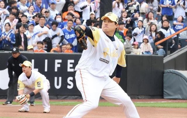6ÀÏ ´ëÀü ÇÑÈ»ý¸íº¼ÆÄÅ©¿¡¼ ¿¸° ÇÁ·Î¾ß±¸ 2025 ½ÅÇÑ SOL ¹ðÅ© KBO¸®±× »ï¼º ¶óÀÌ¿ÂÁî¿Í ÇÑÈ À̱۽ºÀÇ °æ±â 1ȸÃÊ »ï¼º °ø°Ý ÇÑÈ ¼±¹ß Åõ¼ö ·ùÇöÁøÀÌ ¿ªÅõ¸¦ Çϰí ÀÖ´Ù »çÁø¿¬ÇÕ´º½º