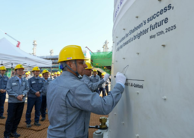 1 ¾Æ¶÷ÄÚ ¸ðÇÏ¸Þµå ¾Ë Ä«Å¸´Ï ´Ù¿î½ºÆ®¸² »çÀåÀÌ 12ÀÏ S-OIL »þÈù ÇÁ·ÎÁ§Æ®ÇöÀåÀ» ¹æ¹®ÇØ ¾ÈÀü ½Ã°ø°ú ¼º°øÀ» ±â¿øÇÏ¸ç ¼³ºñ¿¡ ¼¸íÀ» ³²±â°í ÀÖ´Ù »çÁø¿¡¾²¿ÀÀÏ