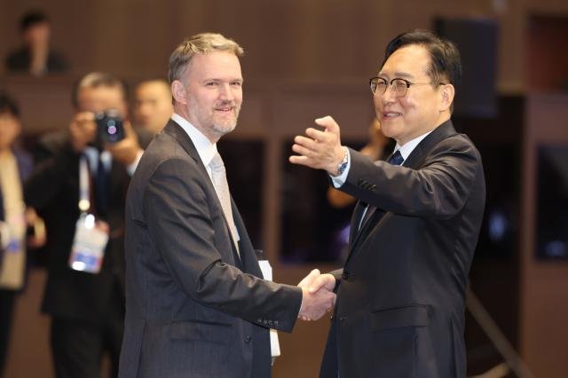 15ÀÏ Á¦ÁÖ ¼±ÍÆ÷½Ã Á¦ÁÖ±¹Á¦ÄÁº¥¼Ç¼¾ÅÍ¿¡¼ ¿¸° APEC 2025 Åë»óÀå°üȸÀÇ °³È¸½Ä Á÷Àü Á¤Àα³ »ê¾÷Åë»óÀÚ¿øºÎ Åë»ó±³¼·º»ºÎÀå¿À¸¥ÂÊÀÌ Á¦À̹̽¼ ±×¸®¾î ¹Ì±¹ ¹«¿ª´ëÇ¥ºÎUSTR ´ëÇ¥¿Í ÀλçÇϰí ÀÖ´Ù »çÁø¿¬ÇÕ´º½º