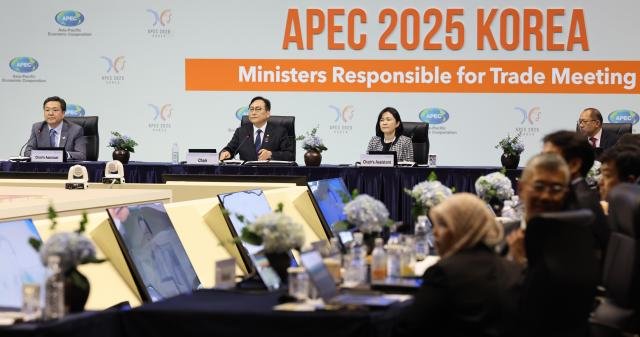 Áö³ 15ÀÏ ¿ÀÈÄ ¼±ÍÆ÷½Ã Á¦ÁÖ±¹Á¦ÄÁº¥¼Ç¼¾ÅÍ¿¡¼ ¿¸° APEC Åë»óÀå°üȸÀÇ °³È¸½Ä¿¡¼ Á¤Àα³ »ê¾÷Åë»óÀÚ¿øºÎ Åë»ó±³¼·º»ºÎÀåÀÌ °³È¸»ç¸¦ Çϰí ÀÖ´Ù »çÁø¿¬ÇÕ´º½º
