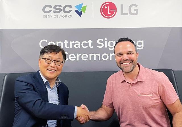 LGÀüÀÚ´Â ÃÖ±Ù ºÏ¹Ì 1À§ ¼¼Å¹¼Ö·ç¼Ç ±â¾÷ CSC ¼ºñ½º¿÷½º¿Í »ó¾÷¿ë ¼¼Å¹±â °ø±Þ°è¾àÀ» ü°áÇß´Ù LGÀüÀÚ ¹Ì±¹¹ýÀÎ HS´ã´ç ±è»ó¿ë Àü¹«¿ÞÂÊ CSC ·Îµå¸®°í Ä«½ºÅÚ¶ó³ë½º CEO°¡ °è¾à ü°á ÈÄ ¾Ç¼öÇÏ´Â ¸ð½À »çÁøLGÀüÀÚ