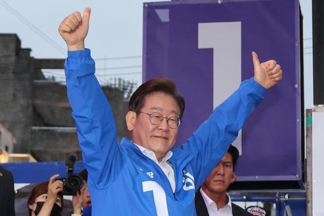 이재명 더불어민주당 대선 후보가 지난 19일 서울 마포구 KTG 상상마당 앞에서 표심 잡기에 나섰다 사진연합뉴스