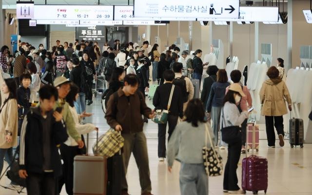 지난 2일 서울 강서구 김포공항 국내선 청사가 연휴를 즐기려는 사람들로 붐비고 있다 사진연합뉴스