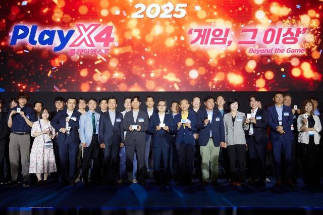 21ÀÏ ¿ÀÀü ŲŨ½º 1Àü½ÃÀå¿¡¼ ¿¸° 2025 Ç÷¹ÀÌ¿¢½ºÆ÷PlayX4¿¡¼ ±èµ¿¿¬ °æ±âµµÁö»ç¿Í Âü°¡ÀÚ Àü¿øÀÌ ±â³äÃÔ¿µÀ» Çϰí ÀÖ´Ù »çÁø°æ±âµµ