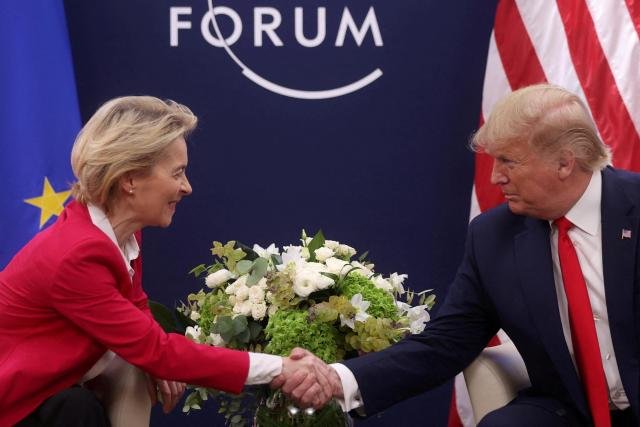 µµ³Îµå Æ®·³ÇÁ ¹Ì±¹ ´ëÅë·ÉÀÌ 2020³â 1¿ù 21ÀÏ ÀÓ ´ç½Ã ½ºÀ§½º ´Ùº¸½ºÆ÷·³ Âü¼®À» °è±â·Î ¿ì¸£ÁÙ¶ó Æùµ¥¾î¶óÀÌ¿£ À¯·´¿¬ÇÕ ÁýÇàÀ§¿øÀå°ú ȸ´ãÇϰí ÀÖ´Ù »çÁø·ÎÀÌÅÍ¿¬ÇÕ´º½º