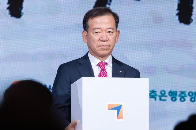 ¼À¯¼® ±ÝÀ¶ÅõÀÚÇùȸÀåÀÌ ¿ÃÇØ 1¿ù 3ÀÏ ¿ÀÀü ¼¿ï Áß±¸ ·Ôµ¥È£ÅÚ¿¡¼ ¿¸° 2025 ¹ü±ÝÀ¶ ½Å³âÀλçȸ¿¡¼ ½Å³â ºñÀü ¼¼·¹¸Ó´Ï¸¦ Çϰí ÀÖ´Ù »çÁøÀ¯´ë±æ ±âÀÚ dbeorlf123ajunewscom