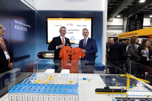 ij³ª´Ù ÃÖ´ë ¹æ»ê Àü½ÃȸÀÎ CANSEC¿¡¼ ÇÑÈ ±Û·Î¹úµðÆæ½º ¸¶ÀÌŬ ÄðÅÍ CEO¿ÞÂÊ¿Í BlackBerryÞä ÇÊ Ä¿Ã÷Phil Kurtz ¹ý¹«ÃѰýÀÌ MOU¸¦ ü°áÇÑ µÚ ¡®À庸°í 3¡¯°¡ »õ°ÜÁø ÇÑÈÀ̱۽º À¯´ÏÆûÀ» µé°í ±â³äÃÔ¿µÀ» Çϰí ÀÖ´Ù »çÁøÇÑÈ¿À¼Ç