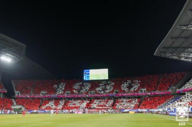 10ÀÏ ¿ÀÈÄ 8½Ã ¼¿ï¿ùµåÄŰæ±âÀå¿¡¼ ¿¸®´Â Äí¿þÀÌÆ®¿Í 2026 FIFA ºÏÁß¹Ì ¿ùµåÄÅ ¾Æ½Ã¾Æ 3Â÷ ¿¹¼± ÃÖÁ¾Àü¿¡¼ Çѱ¹ Ã౸ ±¹°¡´ëÇ¥ÆÀÀÇ 11ȸ ¿¬¼Ó ¿ùµåÄÅ º»¼± ÁøÃâÀ» ±â³äÇÑ WE ´ëÇÑÀ̶ó´Â ¹®±¸ÀÇ Ä«µå¼½¼ÇÀÌ ÁøÇàµÈ´Ù »çÁø´ëÇÑÃ౸Çùȸ