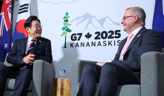 ÁÖ¿ä 7°³±¹G7 Á¤»óȸÀÇ¿¡ Âü¼®ÇÑ ÀÌÀç¸í ´ëÅë·ÉÀÌ 16ÀÏÇöÁö½Ã°£ ij³ª´Ù ¾Ù¹öŸÁÖ Ä¶°Å¸®ÀÇ ÇÑ È£ÅÚ¿¡¼ ¾Ø¼´Ï ¾Ù¹ö´ÏÁö È£ÁÖ ÃѸ®¿Í ÇÑ¡¤È£ÁÖ Á¤»óȸ´ãÀ» Çϰí ÀÖ´Ù »çÁø¿¬ÇÕ´º½º