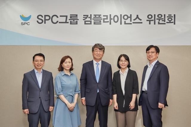 16ÀÏ ¼¿ï ¾çÀ絿 SPC1945 »ç¿Á¿¡¼ SPC ÄÄÇöóÀ̾𽺠À§¿øÈ¸°¡ ¹ßÁ·½ÄÀ» °®°í ±â³äÃÔ¿µÀ» Çϰí ÀÖ´Ù ¿ÞÂʺÎÅÍ ÀÌÁ¤Èñ À§¿ø ¹®Àº¼÷ À§¿ø ±èÁöÇü À§¿øÀå ¿©¿¬½É À§¿ø °æÀçÇü À§¿ø »çÁøSPC±×·ì