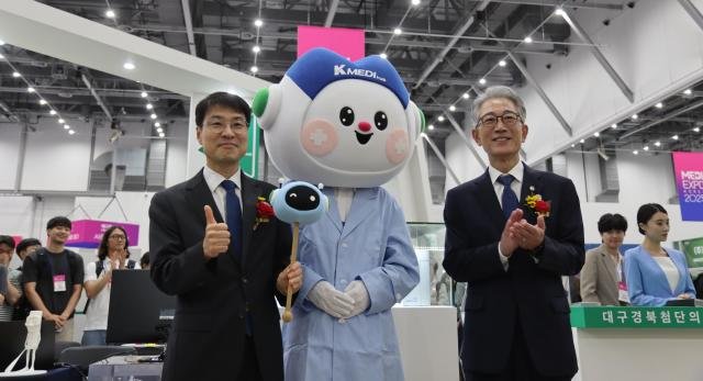 KOADMEX 2025¹Ú¶÷ȸ ÄÉÀ̸޵ðÇãºê È«º¸°ü¿¡¼ ±â³ä»çÁøÀ» ÃÔ¿µÇϰí ÀÖ´Â ±èÁ¤±â ´ë±¸±¤¿ª½ÃÀå ±ÇÇÑ´ëÇà ÇàÁ¤ºÎ½ÃÀåÁ°ú ¹Ú±¸¼± ÄÉÀ̸޵ðÇãºê ÀÌ»çÀåÀÌ´Ù »çÁøÄÉÀ̸޵ðÇãºê