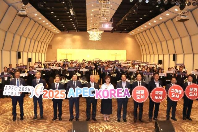 °æÁÖ»ó°øÈ¸ÀǼҴ Áö³ 25ÀÏ °æÁÖ¶óÇÑÈ£ÅÚ¿¡¼ 2025 »ó°ø´ë»ó ½Ã»ó½ÄÀ» °³ÃÖÇϰí APEC Á¤»ó ȸÀÇ ¼º°ø °³ÃÖ¸¦ ¿°¿øÇÏ´Â ÆÛÆ÷¸Õ½º¸¦ ÁøÇàÇß´Ù »çÁø°æÁÖ»ó°øÈ¸ÀǼÒ