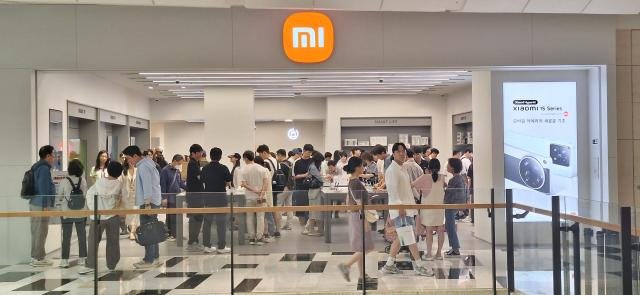 29ÀÏ ¿ÀÇ 2ÀÏÂ÷¸¦ ¸ÂÀº Xiaomi ½ºÅä¾î ¼¿ï IFC¸ô ¿©ÀǵµÁ¡¿¡ °í°´µéÀÌ ¸ð¿©µç ¸ð½À »çÁøÁ¶¼ºÁØ ±âÀÚ