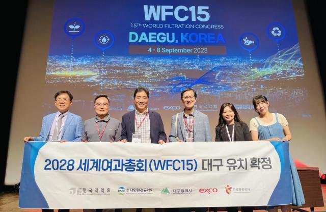 WFC 2028 ´ë±¸ À¯Ä¡ È®Á¤ ÈÄ À¯Ä¡À§¿øÀåÀÎ Ãß±¤È£ ±³¼ö¿ì ¼¼ ¹øÂ°¿Í ¿¢½ºÄÚ ÇÐ°è ´ëÇ¥´ÜÀÌ´Ù »çÁø´ë±¸¿¢½ºÄÚ