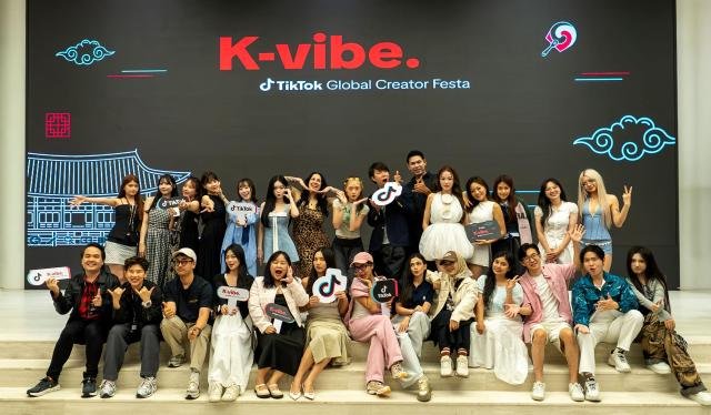 7¿ù 2ÀϺÎÅÍ 7ÀϱîÁö ƽÅå°ú Çѱ¹°ü±¤°ø»ç°¡ °øµ¿ ÁÖÃÖÇÑ ¡®K-¹ÙÀÌºê Æ½Åå ±Û·Î¹ú Å©¸®¿¡ÀÌÅÍ Æä½ºÅ¸¡¯¿¡ Âü¿©ÇÑ ±Û·Î¹ú Å©¸®¿¡ÀÌÅ͵éÀÌ Áñ°Ì°Ô Æ÷Á ÃëÇϰí ÀÖ´Ù »çÁøÆ½Åå