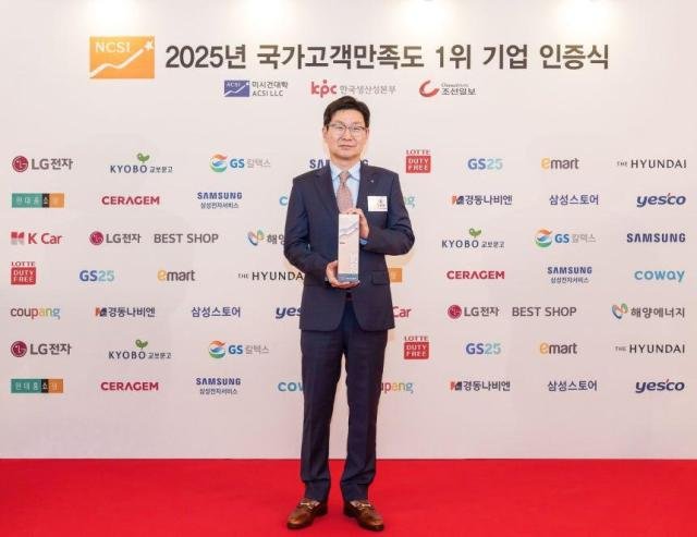Áö³ 9ÀÏ 2025³â ±¹°¡°í°´¸¸Á·µµ 1À§ ±â¾÷ ÀÎÁõ½Ä¿¡¼ ±è¿µ¶ô LGÀüÀÚ Çѱ¹¿µ¾÷º»ºÎÀå»çÀåÀÌ NCSI 10³â ¿¬¼Ó ÃÖ´Ù ¾÷Á¾ ¼ö»ó ±â³ä »çÁøÀ» ÃÔ¿µÇϰí ÀÖ´Ù »çÁøLGÀüÀÚ
